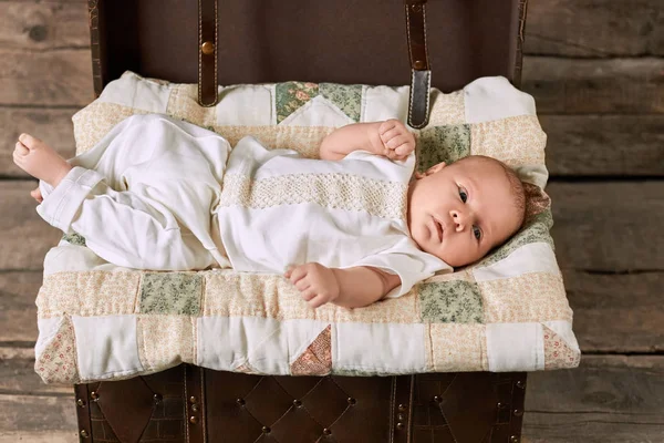 Bambino ragazzo sdraiato sulla coperta . — Foto Stock