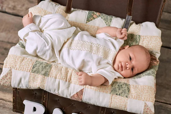 Маленький ребенок лежит на одеяле . — стоковое фото