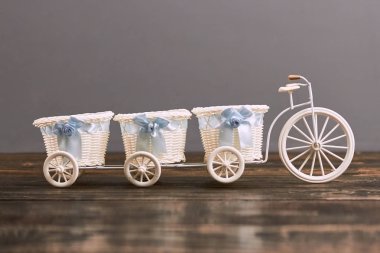 Üç tekerlekli bisiklet çiçek sepeti, yan görünüm.