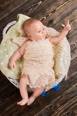 Küçük çocuk işaret parmağı.