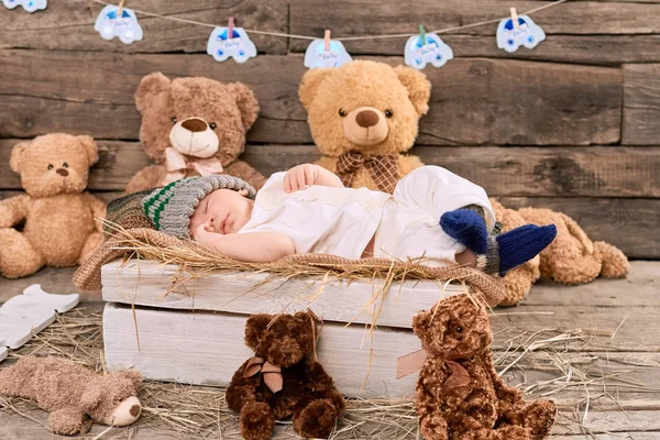 Teddybär und schlafendes Kind. — Stockfoto