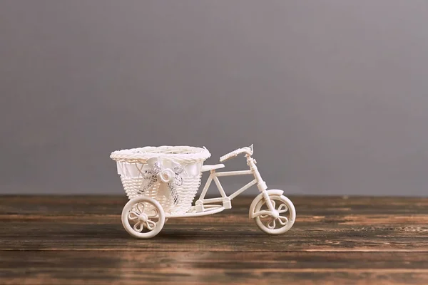 Petit panier de fleurs tricycle . — Photo