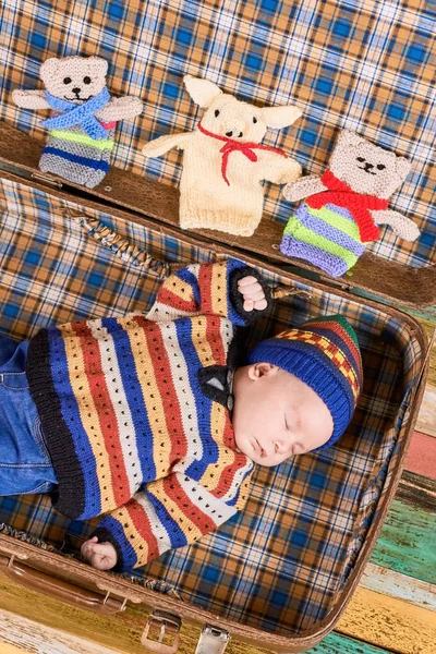 Bambino che dorme in valigia . — Foto Stock