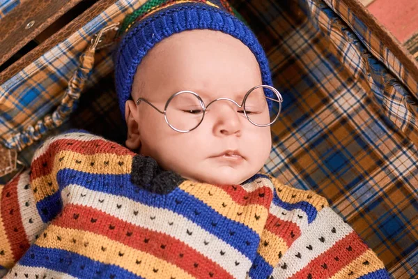 Кавказький дитини носити окуляри. — стокове фото