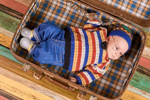 Kind liggen in geopende koffer. — Stockfoto