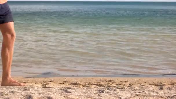 Menschen laufen am Strand entlang. — Stockvideo