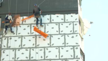 İki işçi apartman yalıtım.