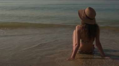 Deniz kıyısı silah uzanan kadın.