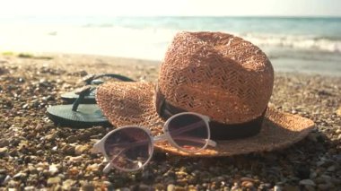 Şapka ve güneş gözlüğü, kıyı.