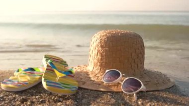 Hasır şapka sahilde.