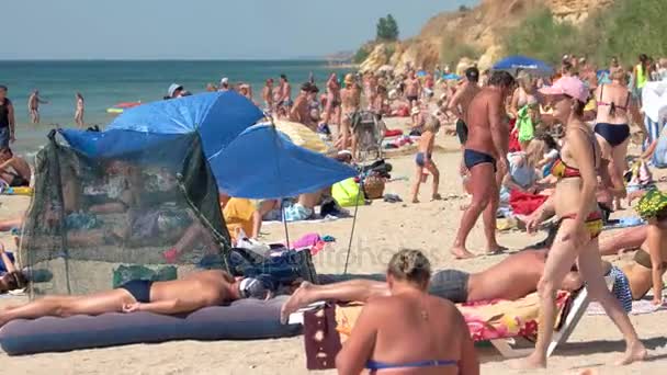 İnsanlar plajda güneşlenirken. — Stok video