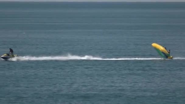 Divertido entretenimiento acuático en el mar . — Vídeo de stock