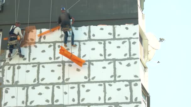 Dos trabajadores aislando bloque de apartamentos . — Vídeos de Stock