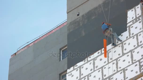 Trabalhador parede exterior isolante . — Vídeo de Stock