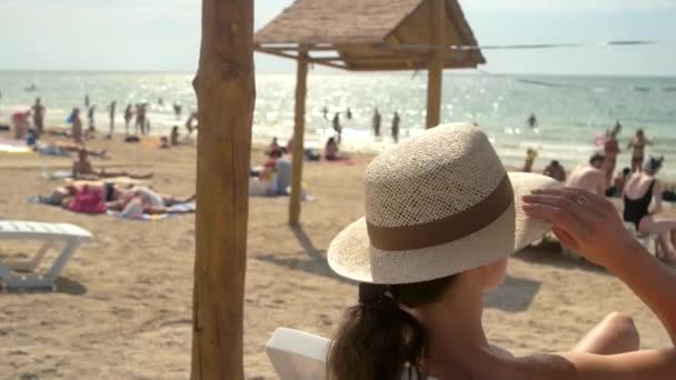 Mladá žena v klobouku, pláž. — Stock video