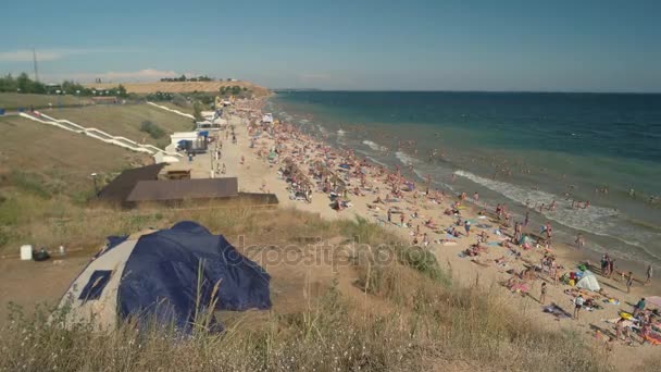 Playa y gente de la distancia . — Vídeo de stock