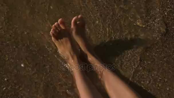 Bacaklar genç kadın, deniz kıyısı. — Stok video
