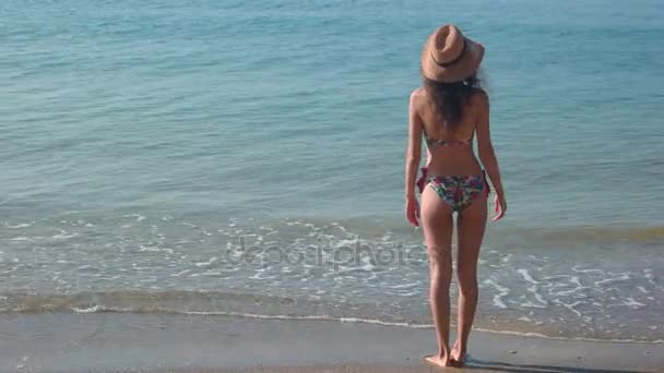 Mulher em pé na praia. — Vídeo de Stock
