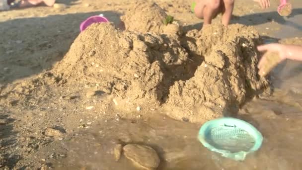 Mains d'enfant, sable mouillé . — Video