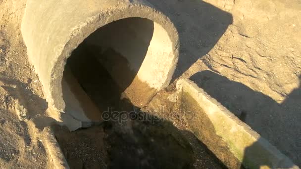 Flusso di acqua dal tubo di depurazione . — Video Stock