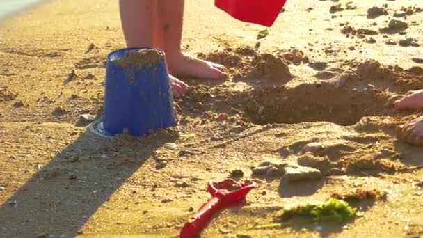 Pierna de niño pisando lodo . — Vídeo de stock