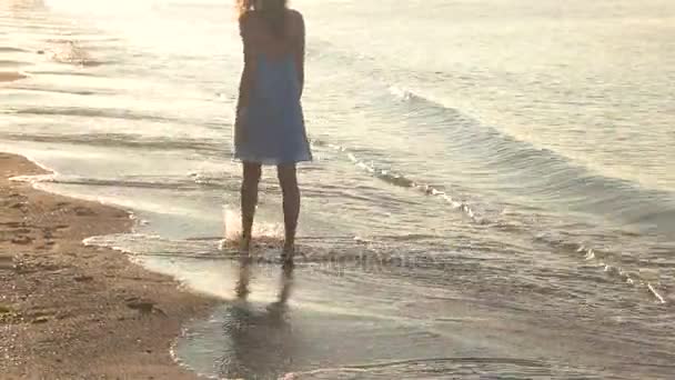 Giovane donna che cammina sulla riva del mare . — Video Stock