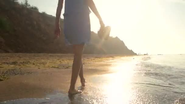 Güneşli kumsalda yürüyen kadın. — Stok video