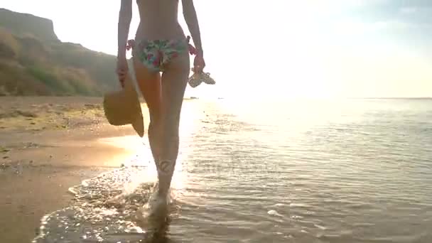 Kvinna i bikini promenader utomhus. — Stockvideo