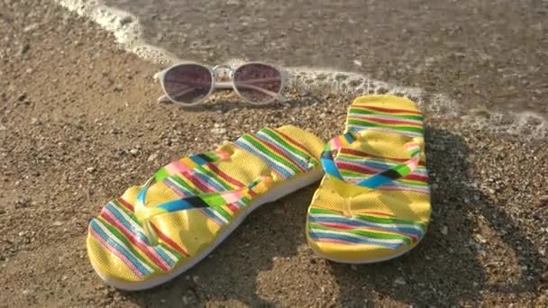 Flip Flops und Sonnenbrille. — Stockvideo
