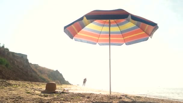Зонтик на берегу . — стоковое видео