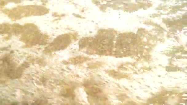 Onde sulla spiaggia da vicino . — Video Stock