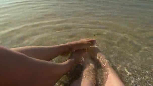 Gambe di coppia in acqua . — Video Stock