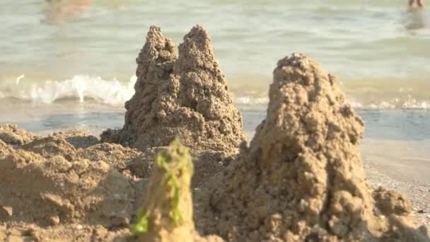 Zand torens aan de kust. — Stockvideo