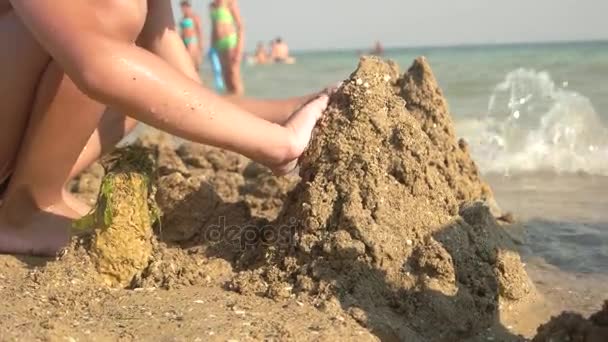 Niño construyendo una torre de arena . — Vídeos de Stock