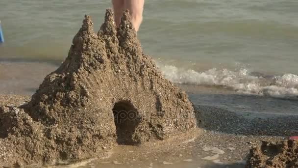 Песчаный замок с туннелем . — стоковое видео