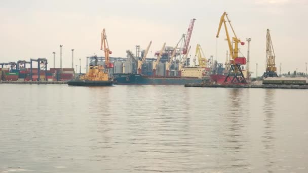 Schlepper und Hafen. — Stockvideo