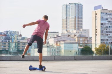 Tek bacak hoverboard binmek.