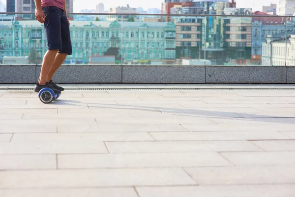 Mężczyzna nogi na gyroboard. — Zdjęcie stockowe