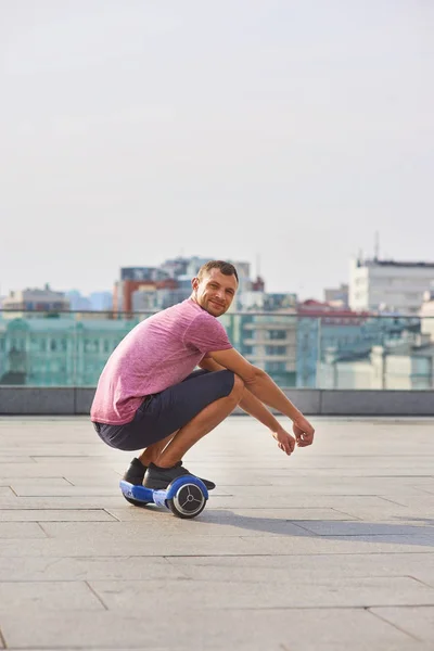 Genç adam sürme hoverboard. — Stok fotoğraf