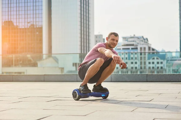 Jonge mannelijke paardrijden hoverboard. — Stockfoto