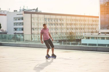 Adam bir hoverboard üzerinde.