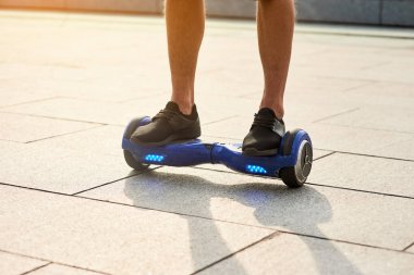 Bacaklarını adamın hoverboard üzerinde.