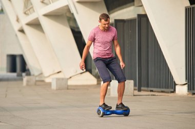 Hoverboard açık havada genç adam.