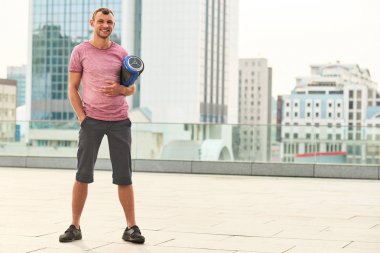 Adam holding gyroboard ve gülümseyen.