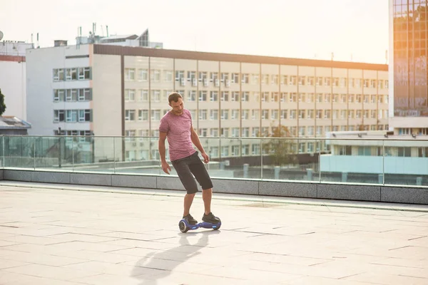 Hombre en un hoverboard . —  Fotos de Stock