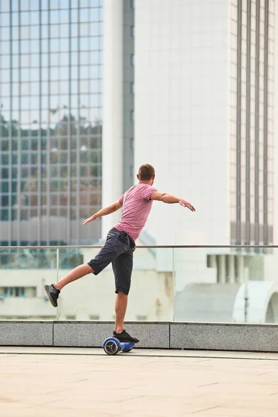 Man op hoverboard, vliegen pose. — Stockfoto