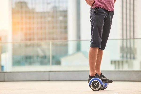 Beine des Mannes auf Gyroscooter. — Stockfoto