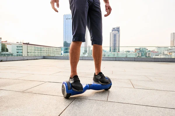 Beine auf Hoverboard, Hintergrund der Stadt. — Stockfoto