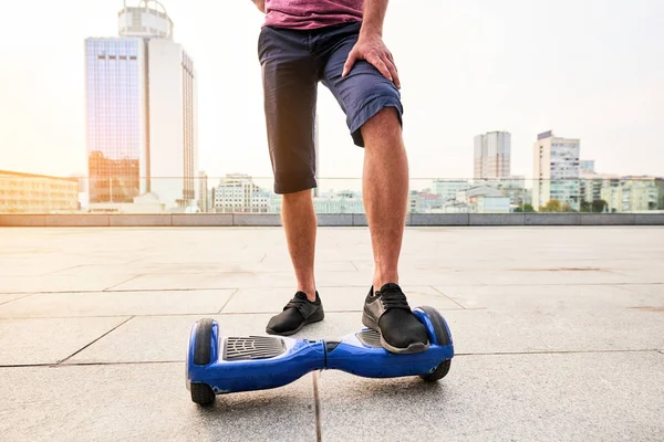Hoverboard i męskiego nogi. — Zdjęcie stockowe