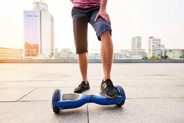 Férfi láb és a hoverboard. — Stock Fotó